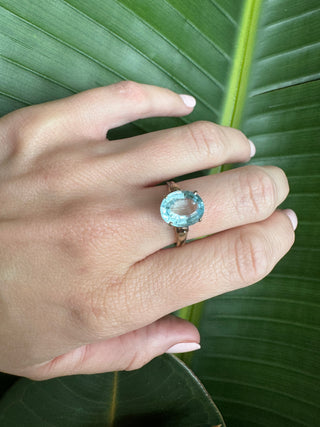 Vintage 14K Natural  Blue Oval Topaz Solitaire Ring