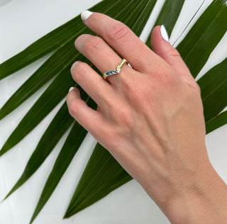 14k V Shaped Diamond and Natural ( Topaz) Ring Snake Detail